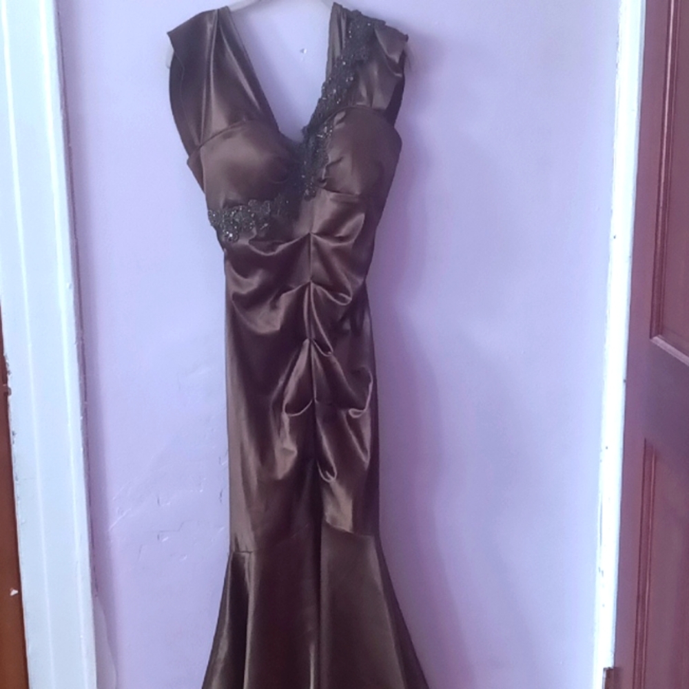 I m selling a prom Xscape dress it's very very beautiful